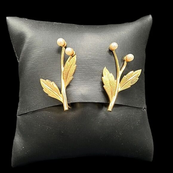 Vintage Clip on Earrings Gold Tone Imitation Faux Pearl Flowers Floral Leaves - Picture 1 of 6